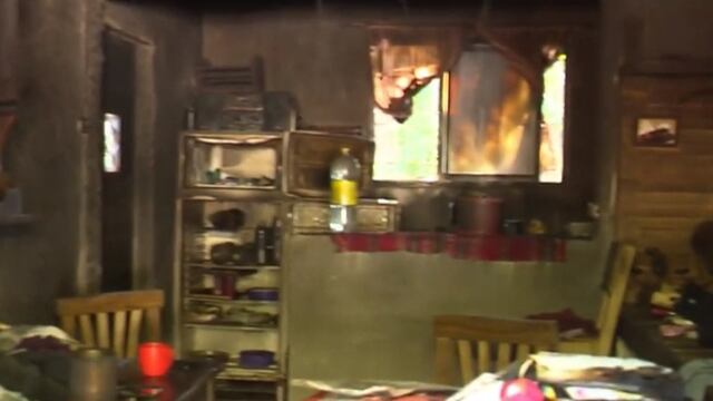 El hombre ingresó mientras la mujer no estaba en la vivienda y la prendió fuego.  (Foto: Captura El Doce)