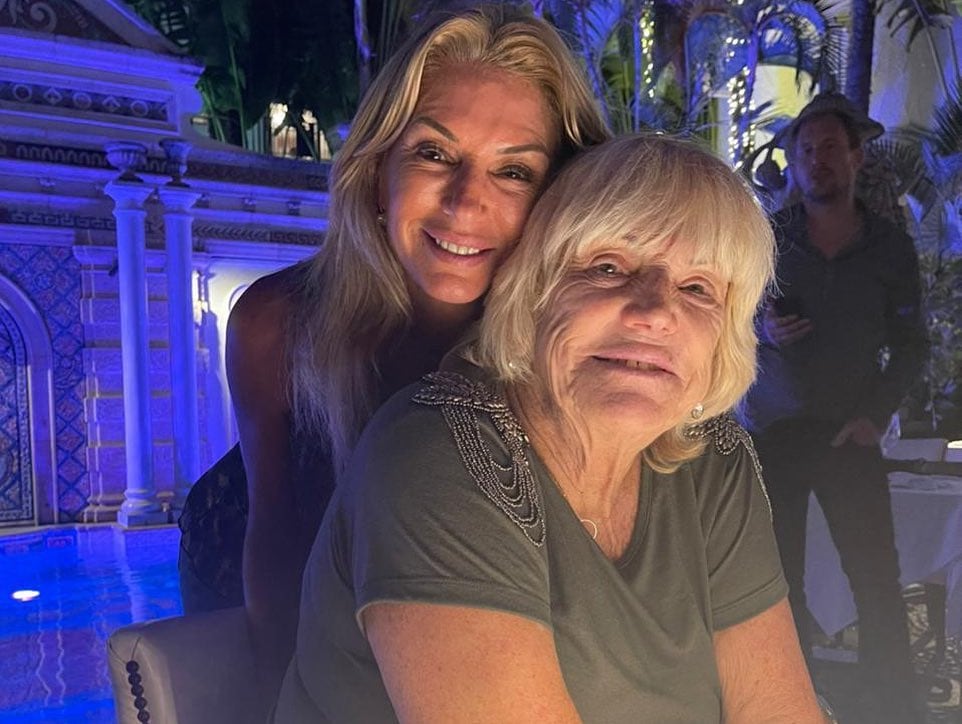 Yanina Latorre con su mamá, antes de la intervención.
