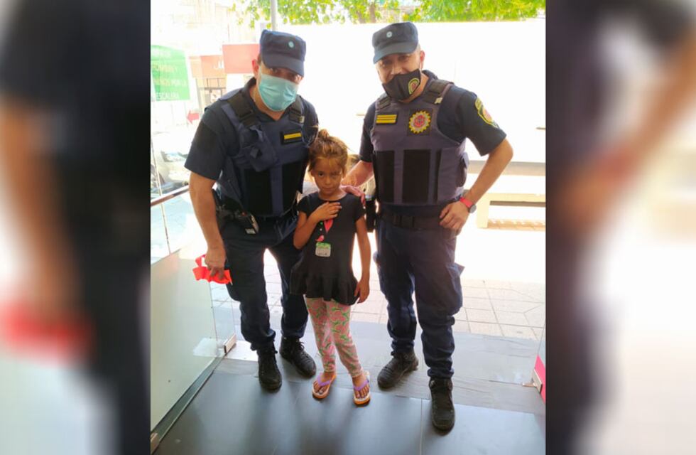 Villa Carlos Paz: dos polícias le regalaron un par de sandalias a una nena que estaba descalza