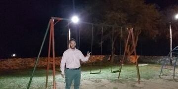 Ahorró el dinero para iluminar una plazoleta de Cafayate.