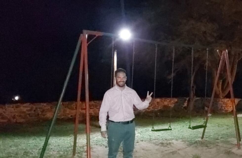 Un concejal salteño donó tres sueldos para poner luces en una plaza