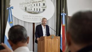 El gobernador Frigerio en la conferencia de prensa.
