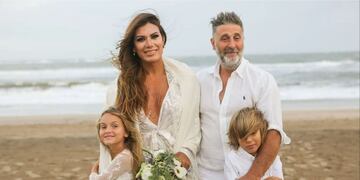 Flor de la V con su esposo e hijos. Están juntos desde 1998.