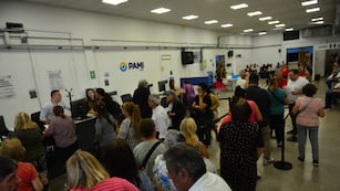 Un jubilado intentó prenderse fuego en una sede de Pami en Córdoba. (Nicolás Bravo / La Voz)