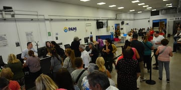 Un jubilado intentó prenderse fuego en una sede de Pami en Córdoba. (Nicolás Bravo / La Voz)