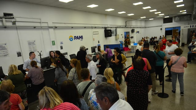 Un jubilado intentó prenderse fuego en una sede de Pami en Córdoba. (Nicolás Bravo / La Voz)