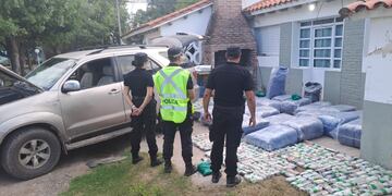 La Policía de Seguridad Vial de la Provincia de Santa Fe realizó un operativo sobre la ruta 34, en jurisdicción de Angélica en donde encontraron 715 kg. de hojas de coca.