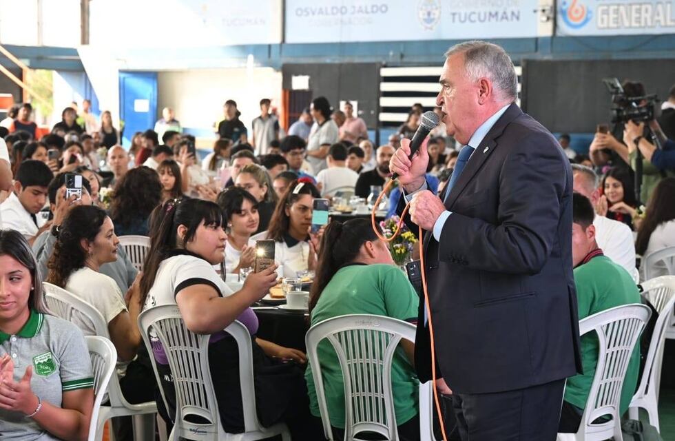 Lanzamiento de un torneo de voley estudiantil
