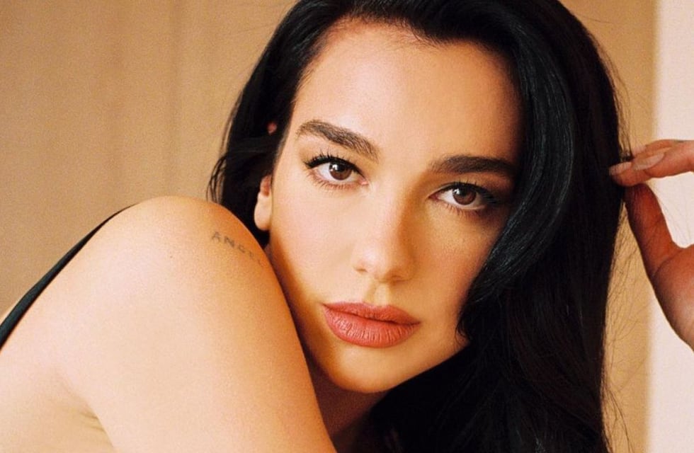 Dua Lipa subió la temperatura y se mostró en nanokini tejida
