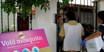 Casa por casa. Personal del Ministerio de Salud visita hogares para detectar posibles casos de dengue (Gobierno de Córdoba)