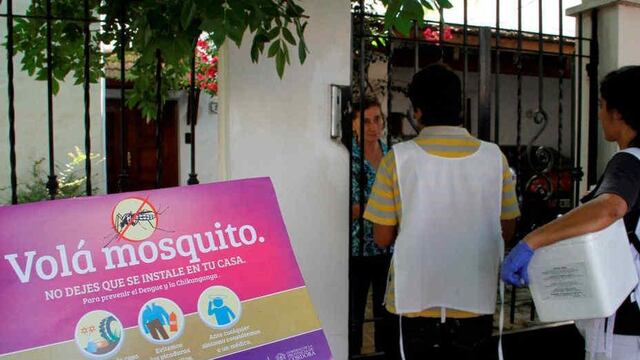 Casa por casa. Personal del Ministerio de Salud visita hogares para detectar posibles casos de dengue (Gobierno de Córdoba)