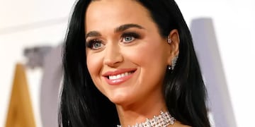Microbikini tejida y corpiño underboob: Katy Perry cantó mirando a cámara y demostró que es una reina.