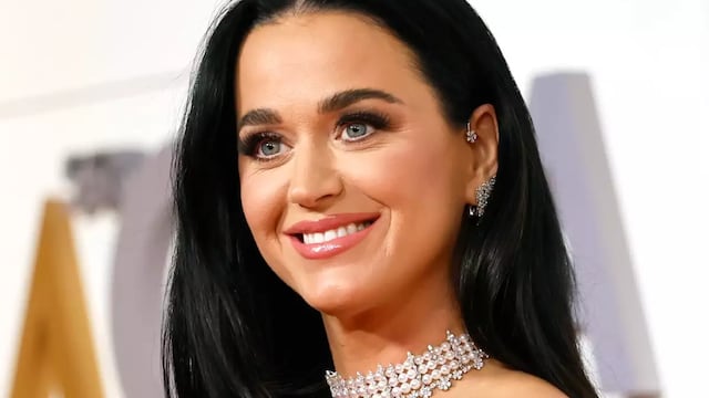 Microbikini tejida y corpiño underboob: Katy Perry cantó mirando a cámara y demostró que es una reina.