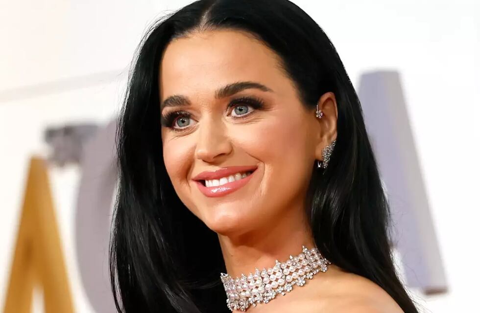 Microbikini tejida y corpiño underboob: Katy Perry cantó mirando a cámara y demostró que es una reina