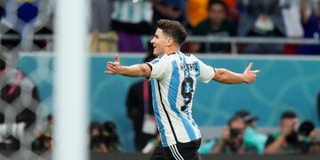 La Araña Álvarez celebra su gol ante Australia para 2-0 (AP)