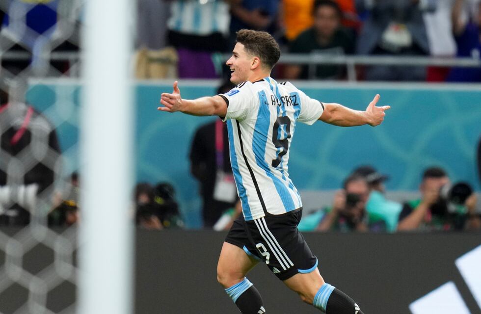 Julián Álvarez aprovechó un desperfecto en la salida de Australia y puso el 2-0 para Argentina