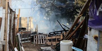 Incendio en Villa la Tablita a metros del puente Sarmiento.