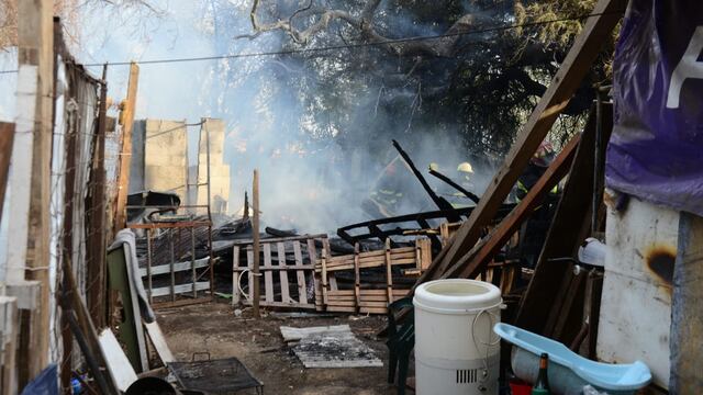 Incendio en Villa la Tablita a metros del puente Sarmiento.