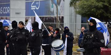 La UOM lleva a cabo una serie de cortes en distintos puntos de Córdoba capital para reclamar por la reapertura de paritarias. (José Hernández/La Voz)