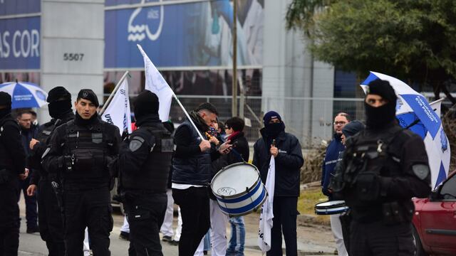 La UOM lleva a cabo una serie de cortes en distintos puntos de Córdoba capital para reclamar por la reapertura de paritarias. (José Hernández/La Voz)