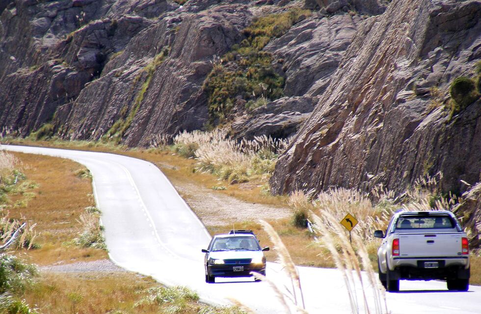 Video indignante: otro conductor fue grabado mientras realizaba una maniobra peligrosa en las Altas Cumbres