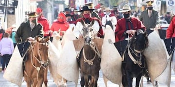 Gauchos repudiaron la presencia de Sáenz en el desfile.