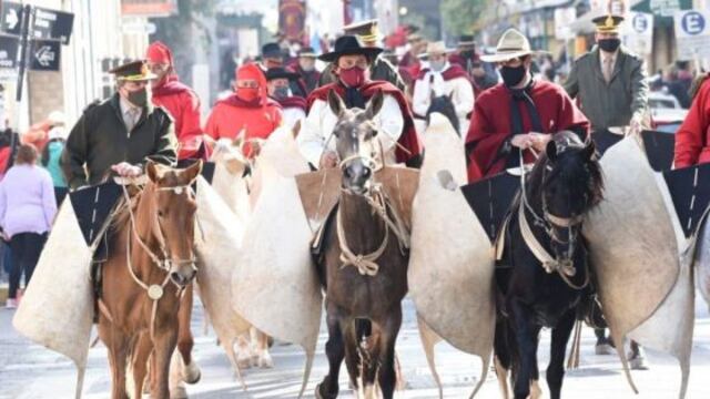 Gauchos repudiaron la presencia de Sáenz en el desfile.
