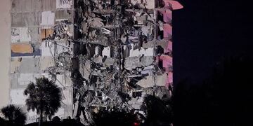 El derrumbe. (AP/Wilfredo Lee)