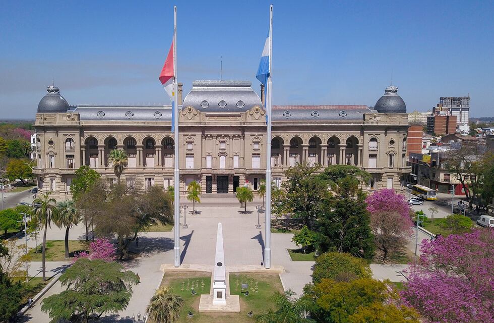Gobierno de Santa Fe adelantó a empleados público parte del aumento pactado para septiembre
