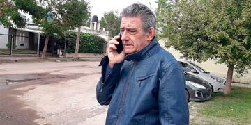 Unos 15 jóvenes lo atacaron y tras dejarlo tirado en el piso saquearon su auto (foto, Puntal).