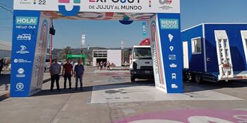 Jorge Gurrieri y miembros de su equipo de trabajo, en el portal de acceso de la Expojuy, en una pausa de la ardua tarea de supervisión de los trabajos finales antes de la apertura de la muestra, este viernes.