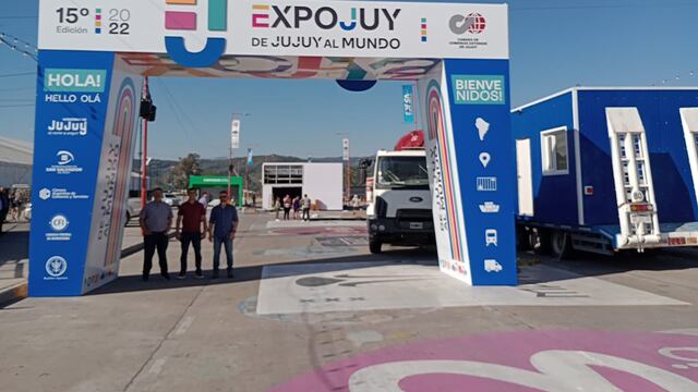 Jorge Gurrieri y miembros de su equipo de trabajo, en el portal de acceso de la Expojuy, en una pausa de la ardua tarea de supervisión de los trabajos finales antes de la apertura de la muestra, este viernes.