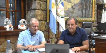 En el despacho de Presidencia de la Legislatura de Jujuy el vicegobernador Bernis (derecha) recibió la visita de su par salteño Antonio Marocco, y juntos a través de una plataforma virtual dialogaron con el vicegobernador de Santiago del Estero y presidente del Parlamento del Norte Grande Argentino, Carlos Silva Neder.