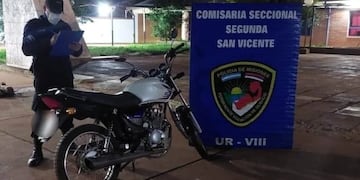 Recuperan motocicleta robada en San Vicente.