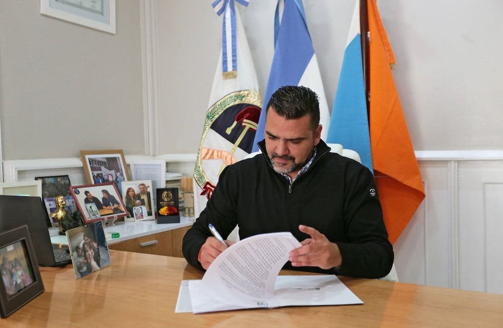 Vuoto firmó el contrato para la obra de ingreso a la ciudad de Ushuaia