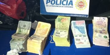 La droga y el dinero incautado. (Policía)