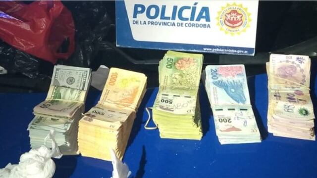 La droga y el dinero incautado. (Policía)
