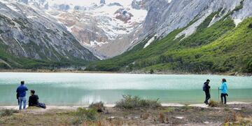 Laguna Esmeralda. A 20 km de Ushuaia, este lugar es ideal para los amantes del trekking. Es un destino en sí mismo, entre bosques y glaciares. (Martín Gunter/Infuetur)