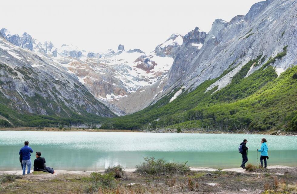 A un Turista se le rompió la Zapatilla en una caminata y reclamó que le compren una nueva