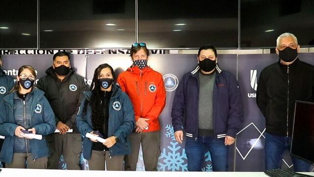 Personal de la Municipalidad entregó el reconocimiento de "ciudadano destacado" a personal de Defensa Civil tanto Municipal como Provincial.