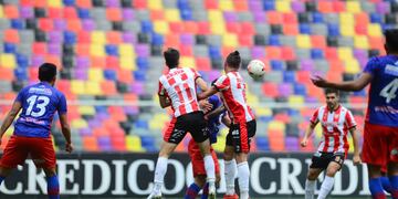 Gregorio Rodríguez (11) aprovechó la cesión de Patricio Cucchi, para el empate de Instituto (José Gabriel Hernández / La Voz).