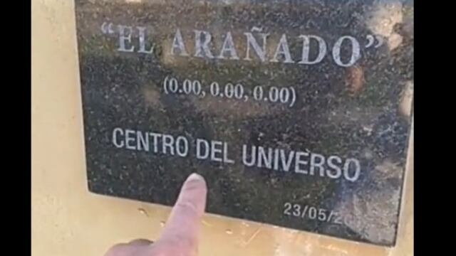 La particular placa que hay en el ingreso a la localidad.
