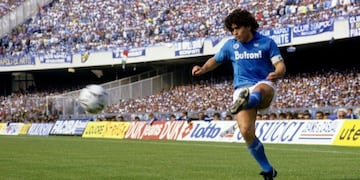 Descubrieron la impactante estatua de Diego Maradona en la cancha del Napoli.