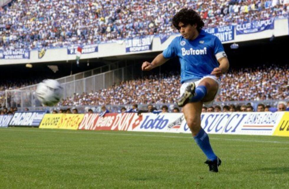 La flamante e impactante estatua de Diego Maradona en la cancha del Napoli