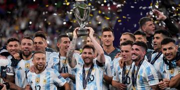 Lionel Messi levanta la copa de la Finalissima luego de que Argentina se impuso 3-0 a Italia. (AP)