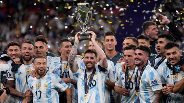 Lionel Messi levanta la copa de la Finalissima luego de que Argentina se impuso 3-0 a Italia. (AP)