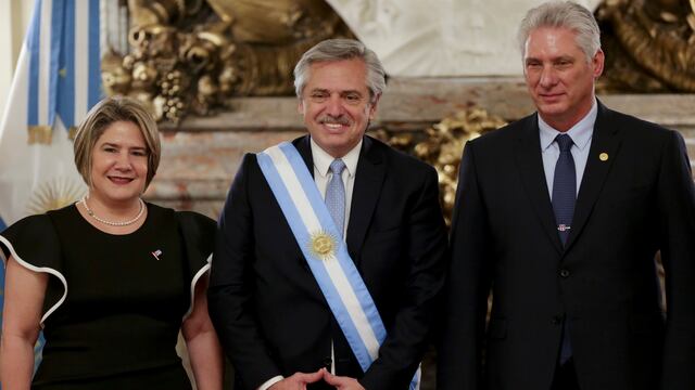 Alberto Fernández junto al presidente de Cuba, Miguel Díaz-Canel, y su esposa Lis Cuesta en el palacio presidencial en Buenos Aires. AP