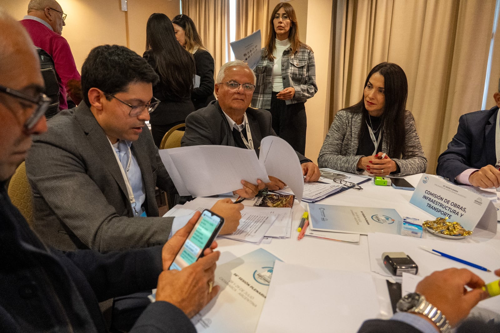 Legisladores de Jujuy participaron activamente en la 56ª reunión plenaria del Parlamento del Norte Grande en Catamarca. En la imagen, el diputado Juan Ortega (izq.) trabajando en la comisión de obras públicas, infraestructura y transporte.