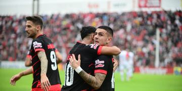 Cerato celebra el golazo que clavó para el 2-0 de Instituto sobre Chacarita, en Alta Córdoba.