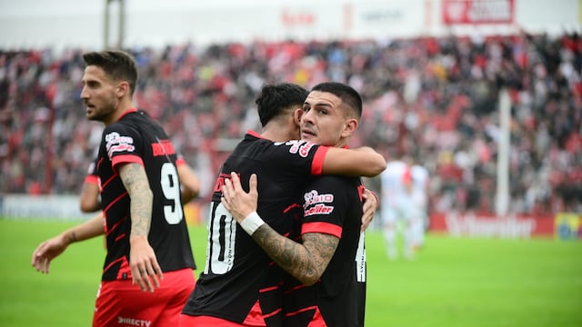 Cerato celebra el golazo que clavó para el 2-0 de Instituto sobre Chacarita, en Alta Córdoba.